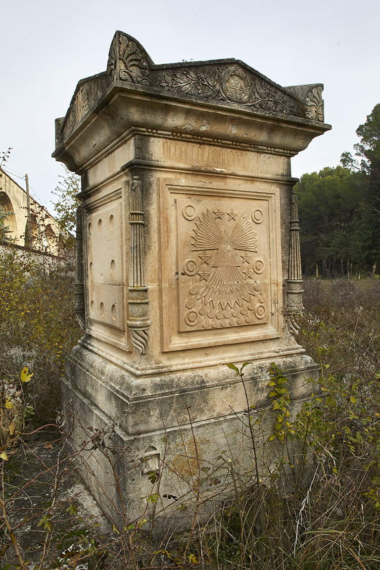 Cippe aux symboles francs-maçons.