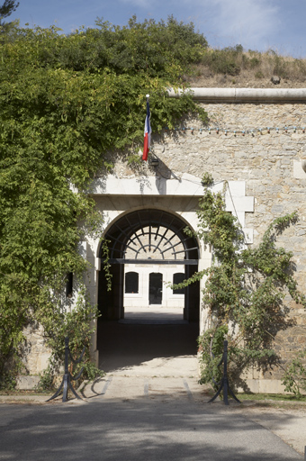 Porte du fort, extérieur, avec tableau du pont-levis.
