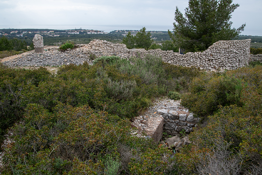 Vue arrière et dessus de la dalle du niveau 2 du poste de direction de tir, mur de camouflage en fausse ruine