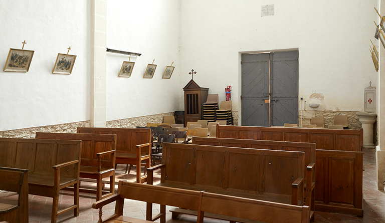 Ensemble de cinq bancs de fidèles