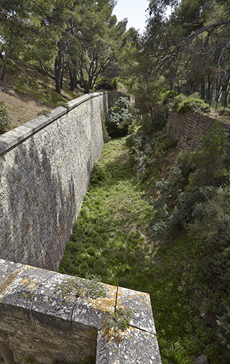 Front de tête : revêtement d'escarpe, courtine 4-5 vue du flanc du bastionnet 5, fossé et contrescarpe.