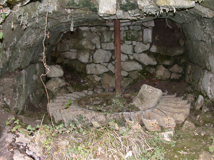 Vue intérieure de la chambre de la roue du moulin de Saint-Benoît.