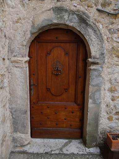 Porte de logis avec encadrement en arc plein-cintre.(C1 775)