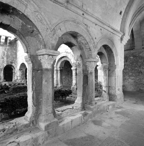 Cloître. Galerie ouest, arcades de la partie sud.