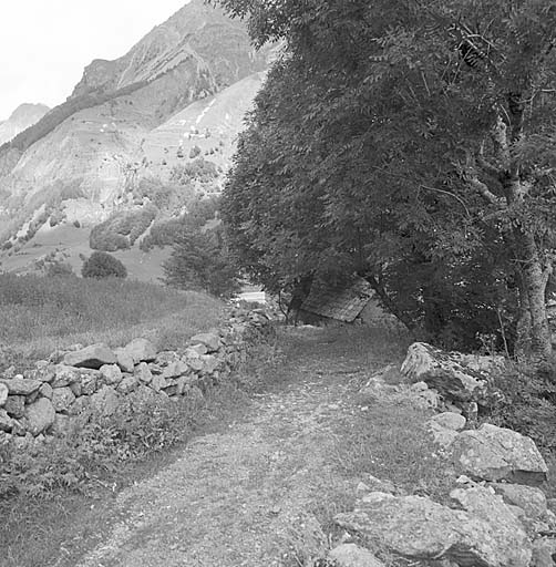 Les Fermonds. Chemin d'accès aux chalets du Tourrond. Noter la murette de pierres.