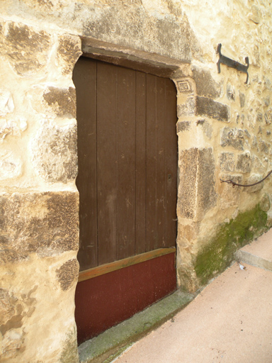 Village, parcelle G 40b. Porte de logis à corbelets décorés.