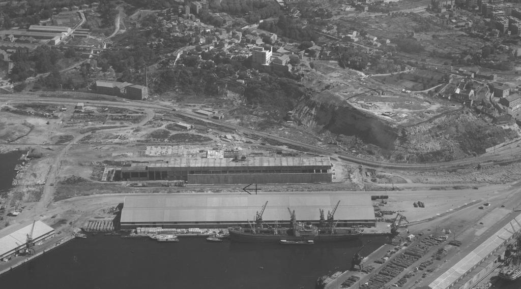 [Vue aérienne oblique de la base sous-marine et de la batterie du Cap Janet],1950.