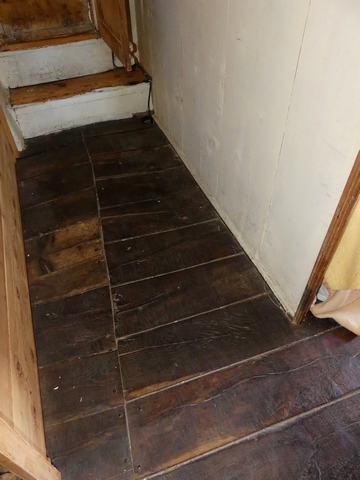 Etage, chambre centrale. Sol en plancher.