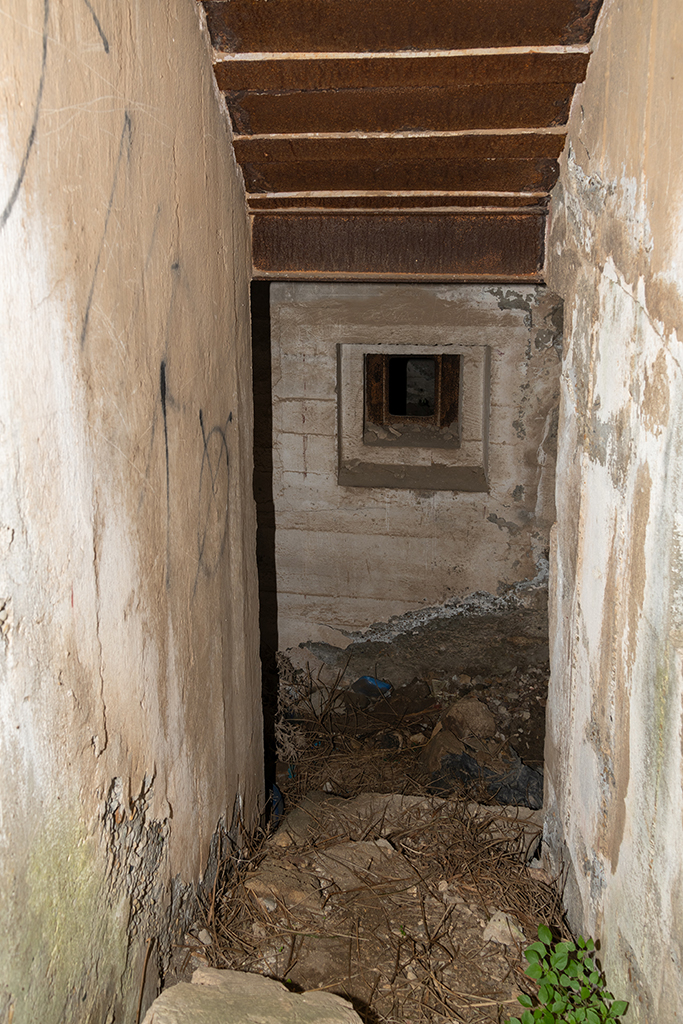 casemate abri type Regelbau 656, intérieur du couloir d'entrée, branche de la porte de droite, avec créneau dans l'axe