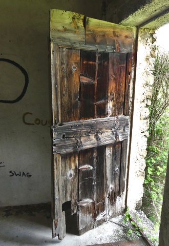 Menuiserie d'une porte du logis saisonnier, « cabanon » au Merdaric.