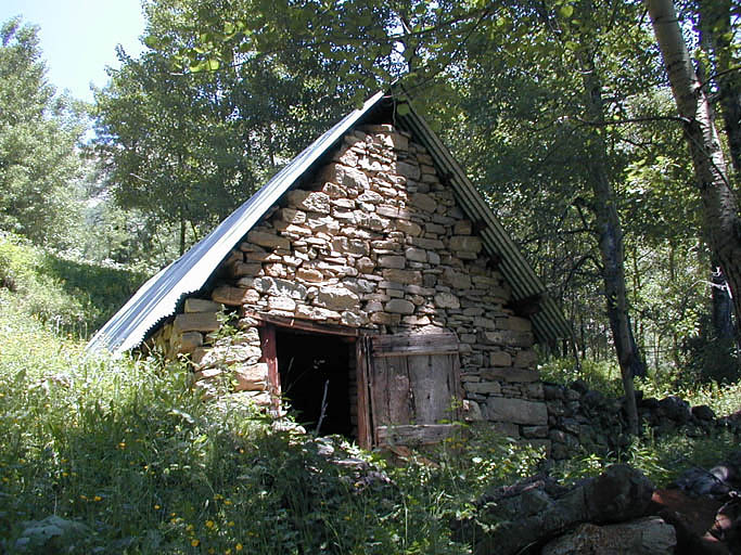 entrepôts agricoles, cabanes (cabanes d'alpage, cabanes pastorales, cabanes forestières), bergeries