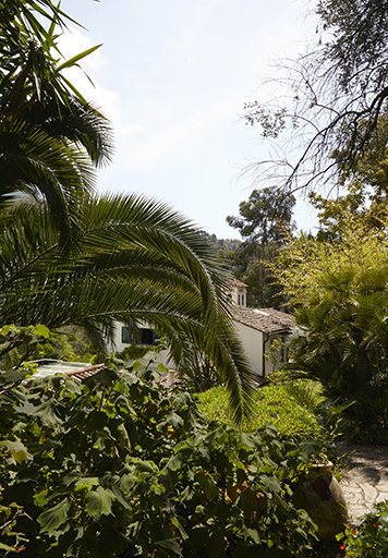 Maison principale (vue depuis le sommet de l'escalier d'accès).