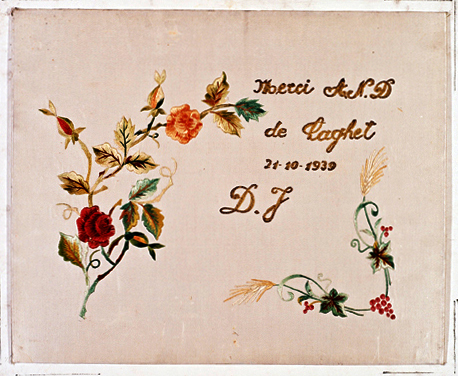 ex-voto, tableau de broderie : Remerciements, roses et pampres