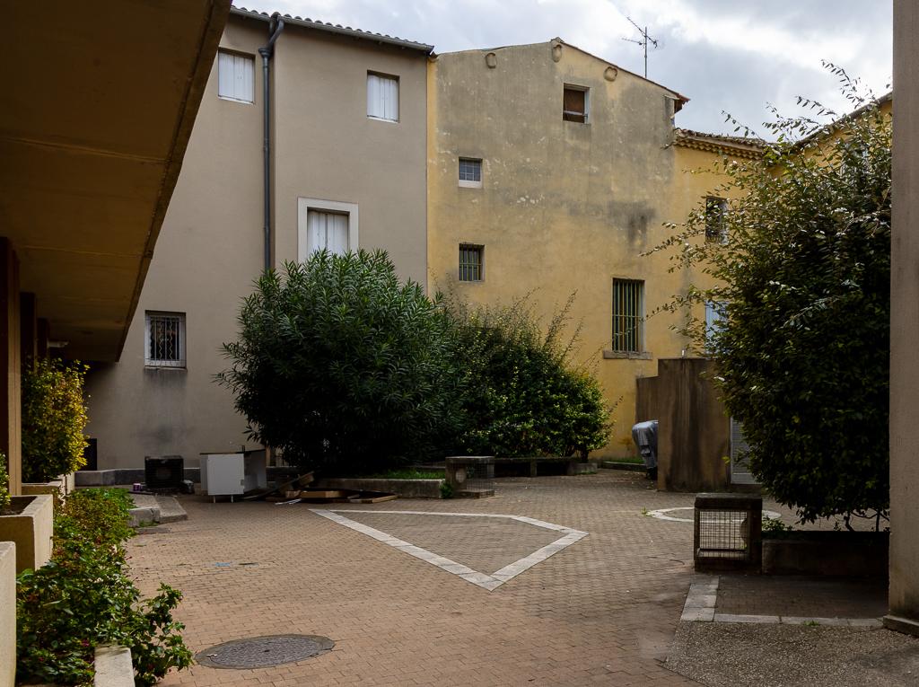 Résidence L'enclos : façades est sur cour. 