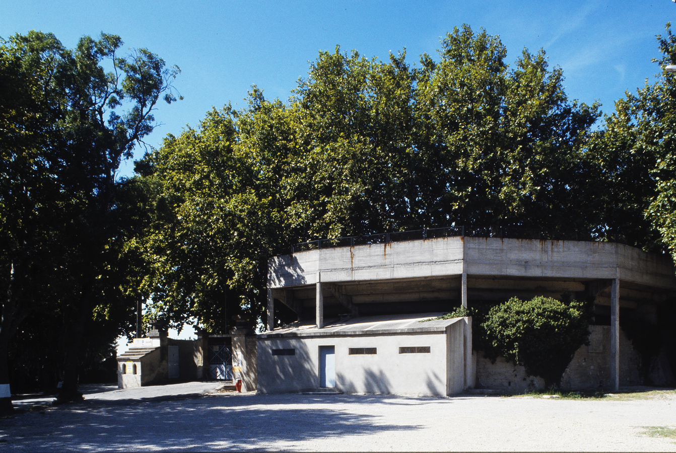 Tribune de la partie nord. Structure et volume partiel vue de l'est.