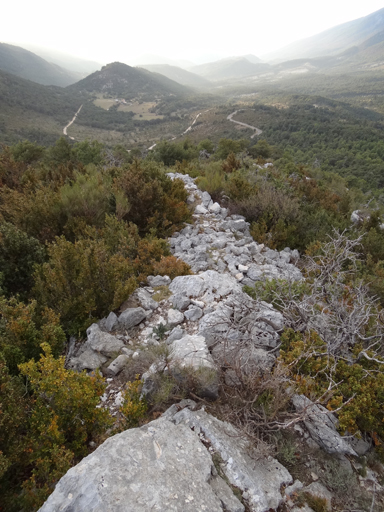 Site castral des Barris. Arête ouest du versant nord, à proximité du sommet. Long mur en pierre sèche dominant le glacis naturel du versant nord.