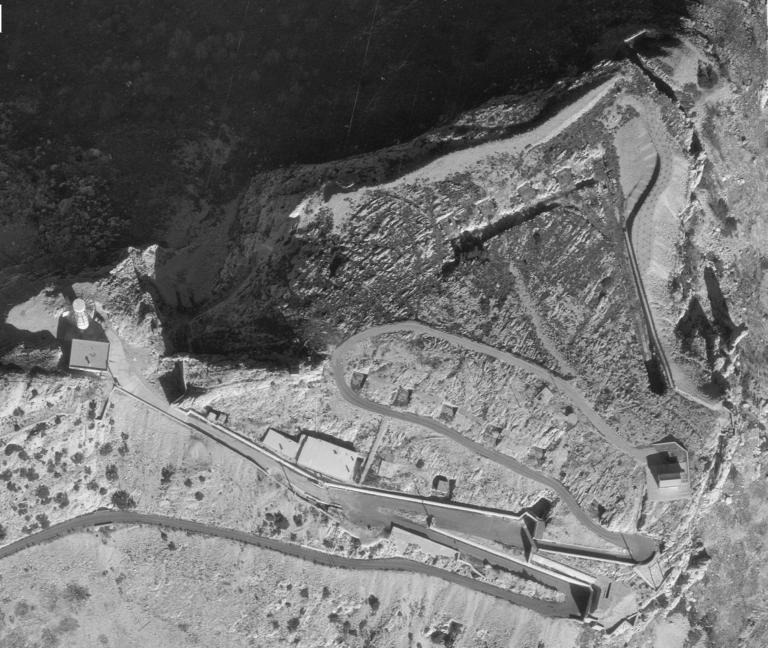 Vue aérienne de l'ouvrage Est du Mont Caume. 1970.