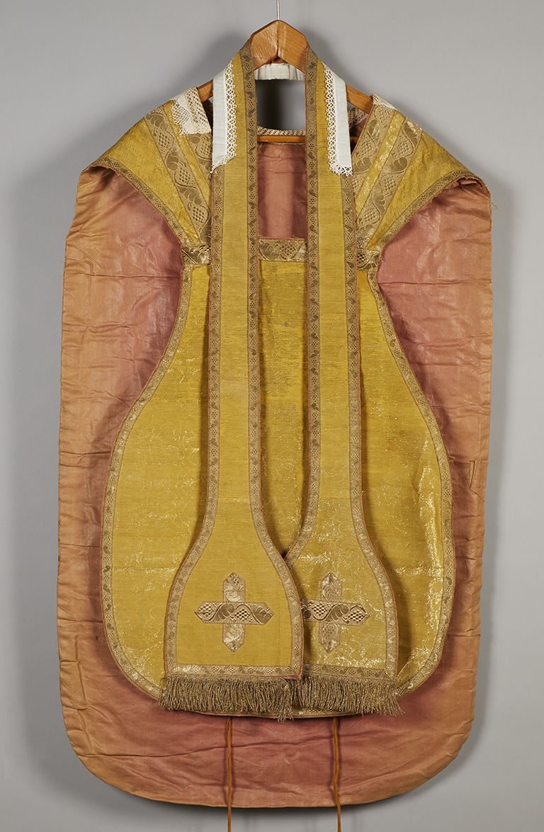 Ornement doré : chasuble, étole, manipule, voile de calice