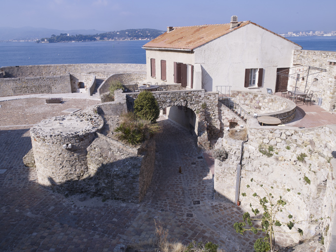 Terrasse-cour du rez-de-chaussée, restes des bâtiments XVIIe s et de la galerie à absides.