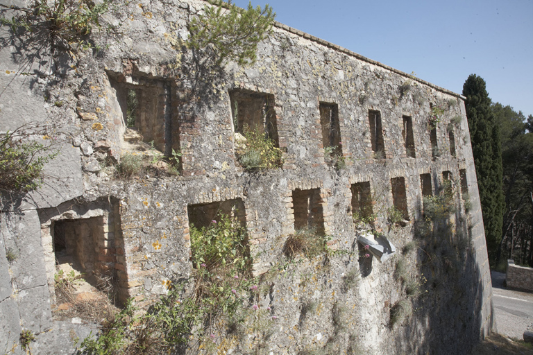 Détail du crénelage de l'aile droite (ouest) du cornichon, vue extérieure.