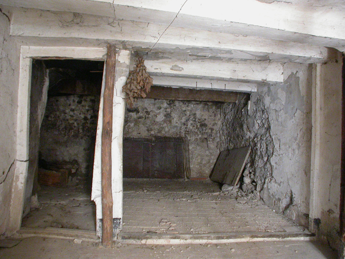 Deuxième étage de soubassement, alcôve et porte d'accès à la resserrre.