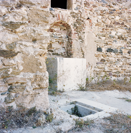 Fontaine, bassin et regard de la citerne, contre le mur pignon du corps de caserne.