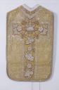 ensemble de vêtements liturgiques : chasuble, étole, manipule, voile de calice (ornement doré)