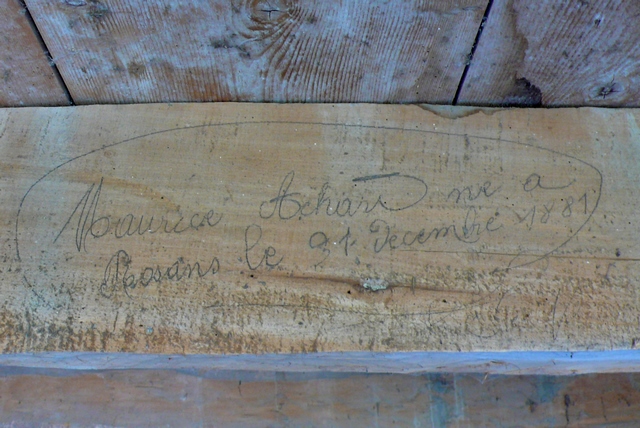 Solive avec inscription : "Maurice Achard né a Rosans le 31 décembre 1881".