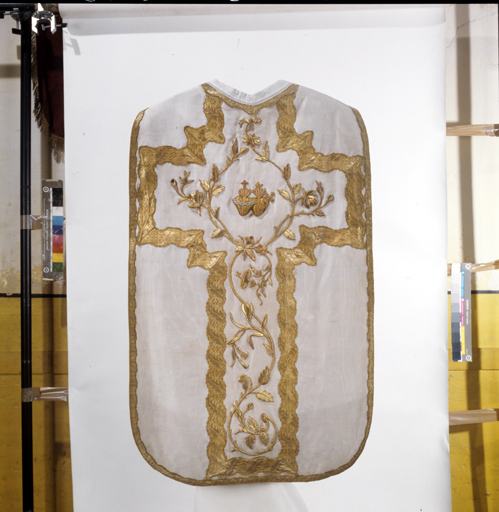 ensemble de vêtements liturgiques : chape, chasuble, 2 dalmatiques, 3 étoles, 3 manipules, bourse de corporal, voile de calice (ornement blanc)