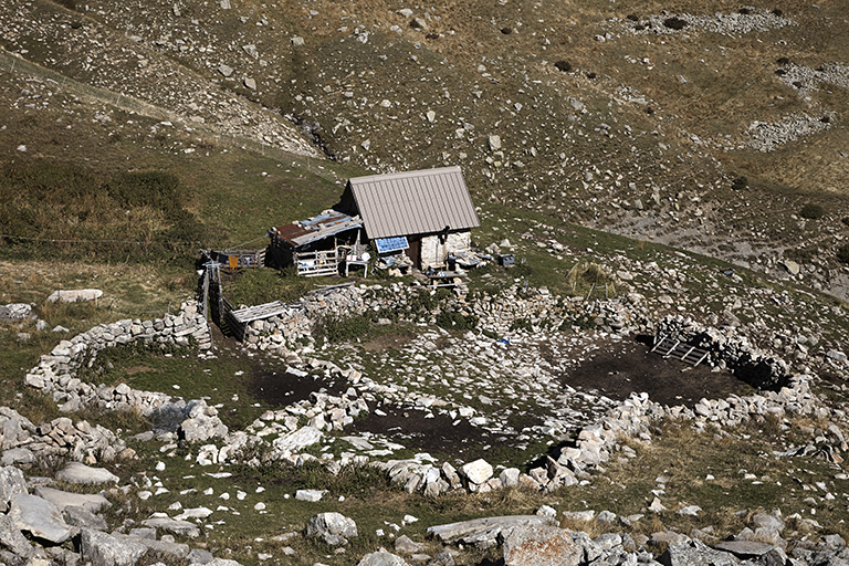 Cabane de la Sellanche avec sa résille d'enclos empierrés (Beauvezer).