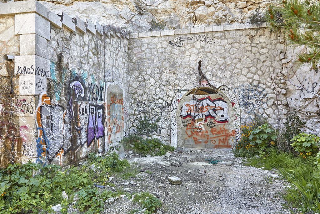 Cour basse d'entrée, mur-pignon du bâtiment militaire et mur écran de l'entrée du souterrain habillant le front de taille 