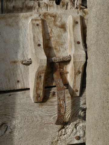 Bâtiment du pigeonnier. Elévation est, premier niveau. Porte de l'étable, détail de la fermeture.