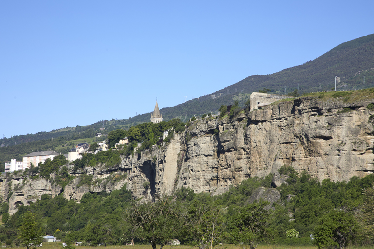 Vue sud/sud-est de la falaise du Roc, avec l'extrémité sud du front Est de l'enceinte, courtine 6-7