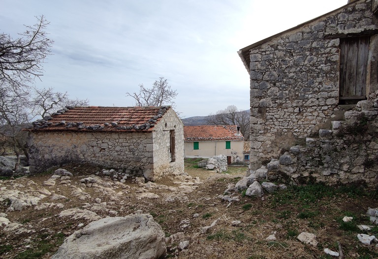 Entrepôt agricole de Nougueiret (2023 E 276). Toiture couverte de tuiles plates mécaniques.