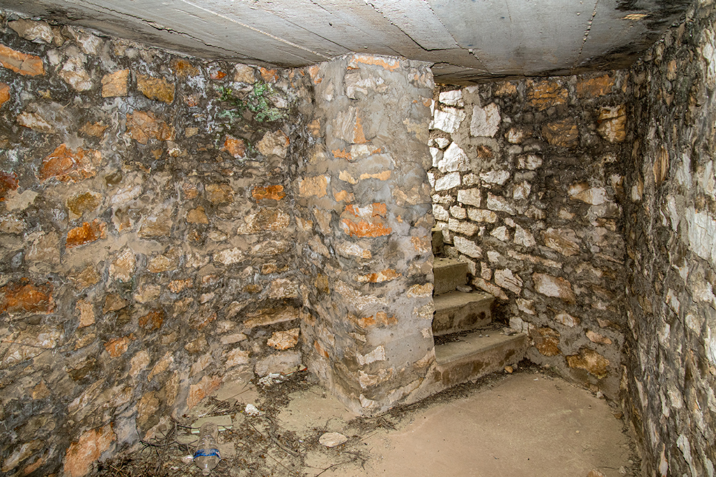 Intérieur de l'abri principal mural d'une des six cuves en pierre de la batterie antiaérienne pour canons de 7,5cm