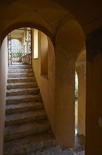 Escalier hors-œuvre entre le rez-de-chaussée et l'étage. Deuxième volée montant à la loggia.