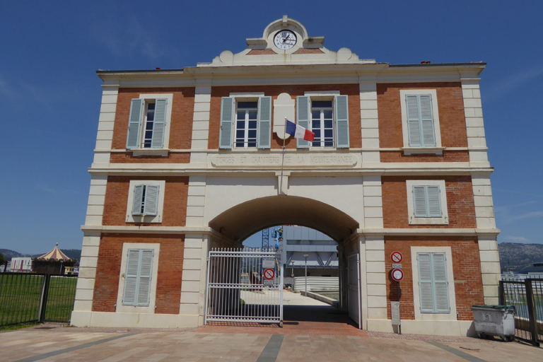 Usine de construction navale, chantiers navals de La Seyne-sur-Mer.