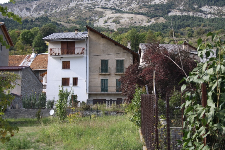 Maisons au quartier du Riou. Au premier plan, les terres du quartier de la Chapelle, restées quasiment vierges de tout bâti, entre le Riou et le reste du village.