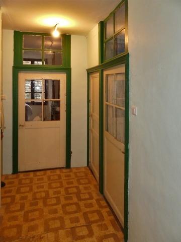 Rez-de-chaussée surélevé, couloir.