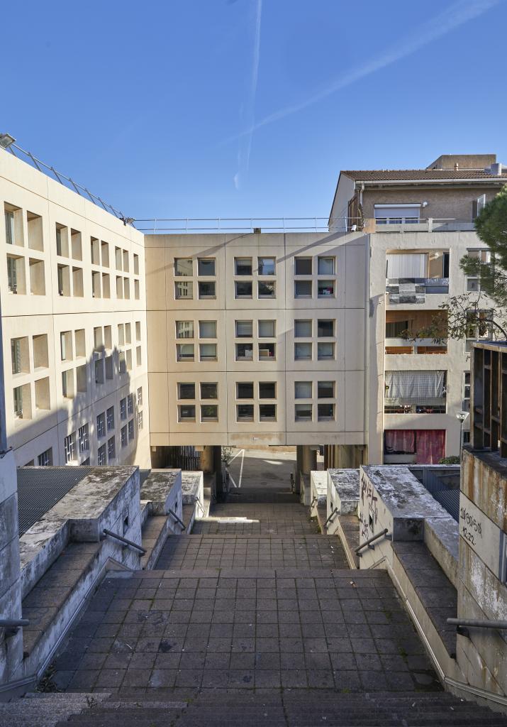 Bâtiment Echelle. Vue d'ensemble de la façade Ouest de l'aile en retour et de l'escalier donnant accès à la Butte-des-Carmes.