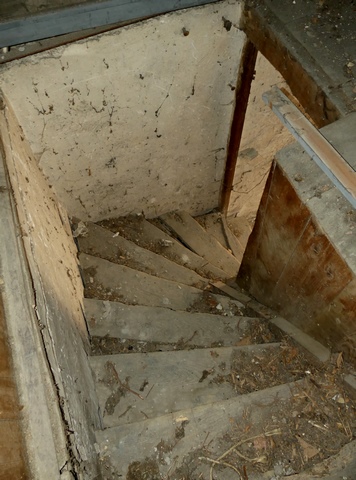 Rez-de-chaussée surélevé. Cage de l'escalier, vue de volume.