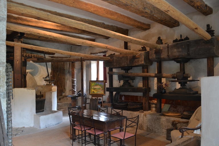 Moulin à huile, scierie à bois puis moulin à huile et ressence, actuellement logement