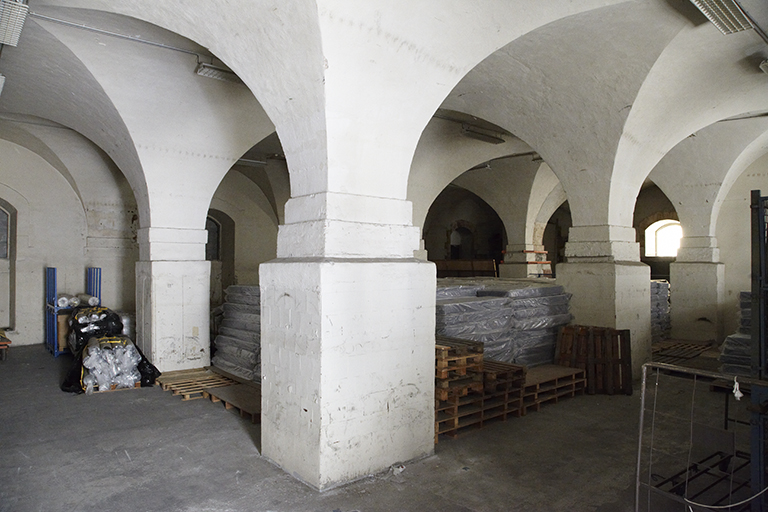 Salle de rez-de-chaussée voûtée d'arêtes du magasin aux goudrons.