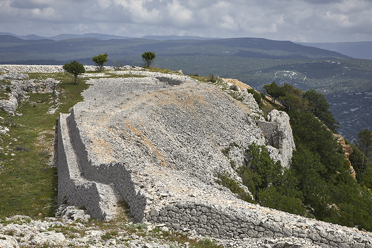 rempart en pierre sèche du front est et talus en pierres coulantes