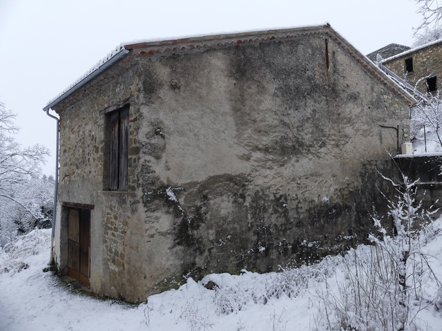 Entrepôt agricole avec un étage de soubassement, au bourg.