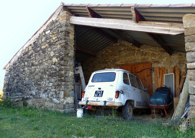 Aire à battre et remise formant porche, ferme au quartier des Montarines.