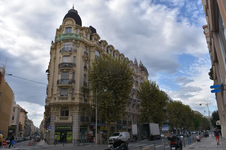 hôtels de voyageurs jumeaux : Hôtel Washington (actuellement immeuble Le Thiers) et Hôtel Rochambeau (actuellement Hôtel So'co)
