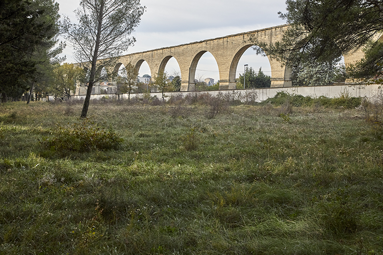 Partie sud-ouest du cimetière et vue de l'aqueduc.