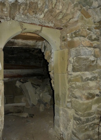 Etage de soubassement, escalier. Mur ouest, porte.