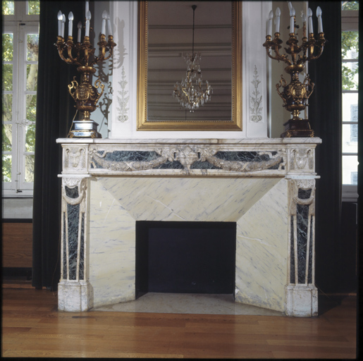 Salle du conseil, cheminée Louis XVI.